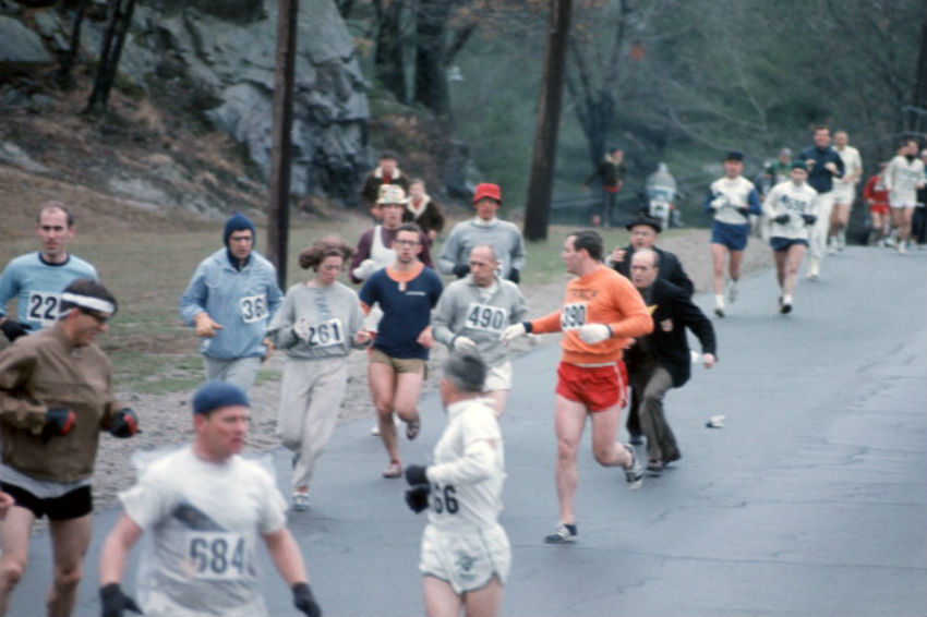 Джок Сэмпл пытается остановить Катрин Швитцер на Бостонском марафоне 1967 года / gettyimages